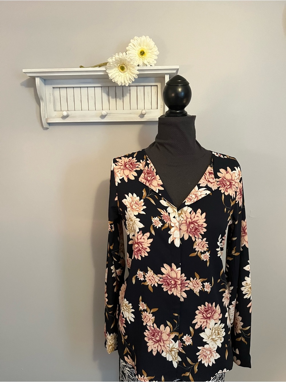 Vero Moda Black Long Sleeve V-Neck Top with Pink & Cream Floral Print EUC
